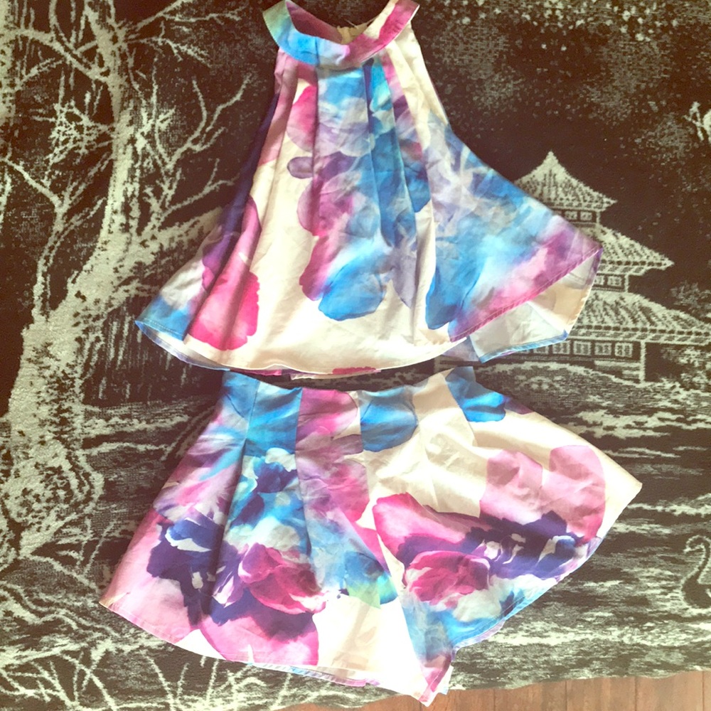 A beautiful cropped E short floral 2 piece